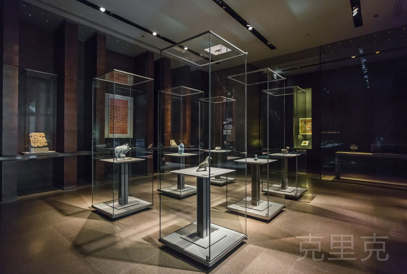 在定制展柜时，可以根据空间选择定制不同的展柜样式。