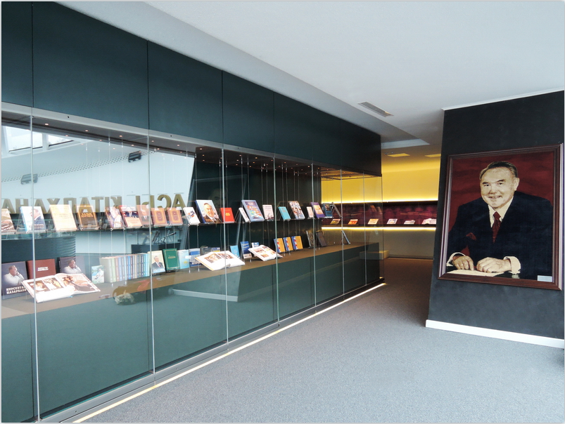哈萨克斯坦总统图书馆展柜样式