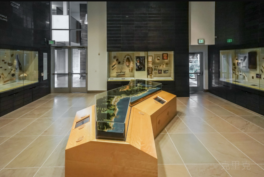 美国安克雷奇阿鲁提克展示中心异形带基座展柜样式