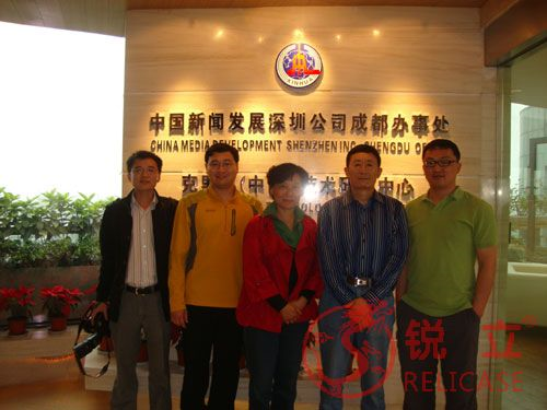 中国国家博物馆展览部主任曹新欣先生和副主任王杰先生参观了克里克展柜生产基地