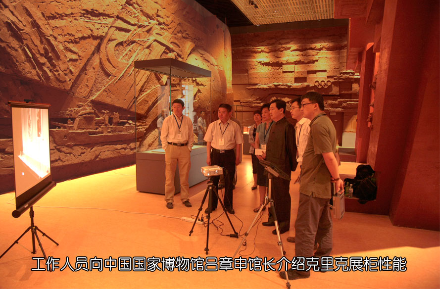 中国国家博物馆馆长吕章申先生在“复兴之路”展览馆参观了展示柜