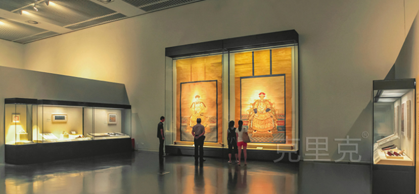 克里克历为康熙像和乾隆像设计了制作了两个展示柜